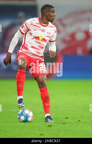 Lipsia, Germania. 28 novembre 2021. Calcio: Bundesliga, Matchday 13, RB Leipzig - Bayer Leverkusen alla Red Bull Arena. Il giocatore di Lipsia Nordi Mukiele sul pallone. Credit: Jan Woitas/dpa-Zentralbild/dpa/Alamy Live News Foto Stock