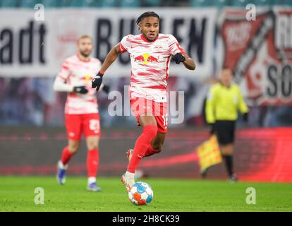 Lipsia, Germania. 28 novembre 2021. Calcio: Bundesliga, Matchday 13, RB Leipzig - Bayer Leverkusen alla Red Bull Arena. Il giocatore di Lipsia Christopher Nkunku sul pallone. Credit: Jan Woitas/dpa-Zentralbild/dpa/Alamy Live News Foto Stock