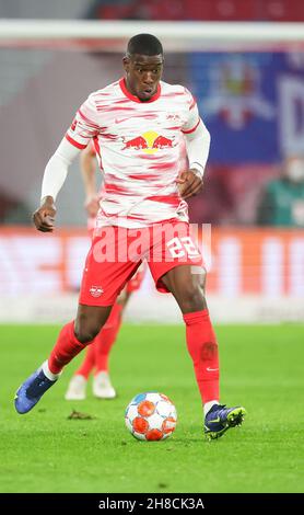 Lipsia, Germania. 28 novembre 2021. Calcio: Bundesliga, Matchday 13, RB Leipzig - Bayer Leverkusen alla Red Bull Arena. Il giocatore di Lipsia Nordi Mukiele sul pallone. Credit: Jan Woitas/dpa-Zentralbild/dpa/Alamy Live News Foto Stock