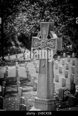 Foto in scala di grigi verticale di lapidi nel cimitero di Myrtle Hill, Roma, Georgia Foto Stock