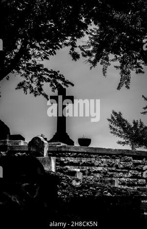 Foto in scala di grigi verticale di lapidi nel cimitero di Myrtle Hill, Roma, Georgia Foto Stock