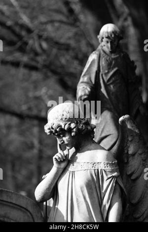 Foto in scala di grigi verticale di lapidi nel cimitero di Myrtle Hill, Roma, Georgia Foto Stock