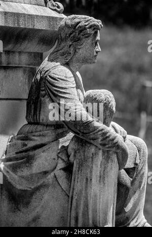 Foto in scala di grigi verticale di lapidi nel cimitero di Myrtle Hill, Roma, Georgia Foto Stock