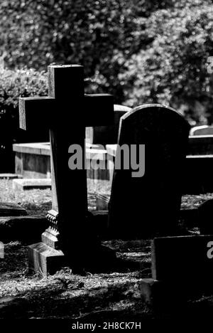 Foto in scala di grigi verticale di lapidi nel cimitero di Myrtle Hill, Roma, Georgia Foto Stock