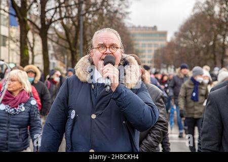 Dottore, politico AFD e MP del Landtag di Baden-Württemberg Heinrich Fiechtner si unirono a un gruppo di manifestanti a Monaco, in Germania, il 28 novembre 2021. Gli attivisti anti-vaxx e gli ideologi della cospirazione hanno formato una marcia in lutto a Monaco di Baviera, in Germania, per l'ex ufficiale di polizia e attivisti Karl Hilz, morto il 19 novembre. (Foto di Alexander Pohl/Sipa USA) Credit: Sipa USA/Alamy Live News Foto Stock