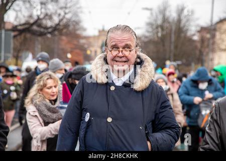 Dottore, politico AFD e MP del Landtag di Baden-Württemberg Heinrich Fiechtner si unirono a un gruppo di manifestanti a Monaco, in Germania, il 28 novembre 2021. Gli attivisti anti-vaxx e gli ideologi della cospirazione hanno formato una marcia in lutto a Monaco di Baviera, in Germania, per l'ex ufficiale di polizia e attivisti Karl Hilz, morto il 19 novembre. (Foto di Alexander Pohl/Sipa USA) Credit: Sipa USA/Alamy Live News Foto Stock