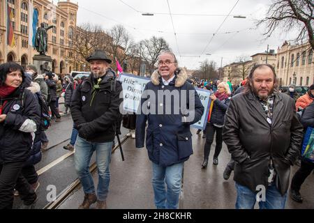 Dottore, politico AFD e MP del Landtag di Baden-Württemberg Heinrich Fiechtner si unirono a un gruppo di manifestanti a Monaco, in Germania, il 28 novembre 2021. Gli attivisti anti-vaxx e gli ideologi della cospirazione hanno formato una marcia in lutto a Monaco di Baviera, in Germania, per l'ex ufficiale di polizia e attivisti Karl Hilz, morto il 19 novembre. (Foto di Alexander Pohl/Sipa USA) Credit: Sipa USA/Alamy Live News Foto Stock