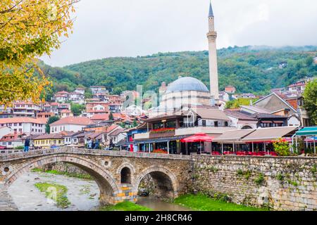 Vista sul fiume nella città vecchia, Prizren, Kosovo Foto Stock