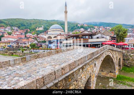 Vista sul fiume nella città vecchia, Prizren, Kosovo Foto Stock