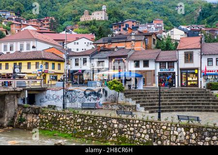 Vista sul fiume Bistrica, città vecchia, Prizren, Kosovo Foto Stock