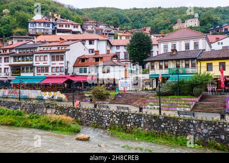 Vista sul fiume Bistrica, città vecchia, Prizren, Kosovo Foto Stock