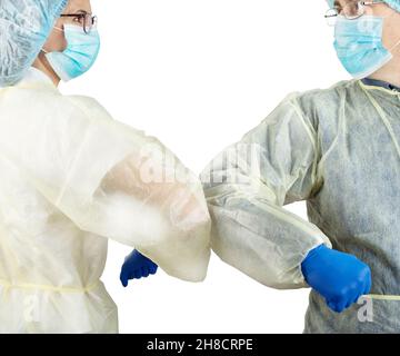 I colleghi medici maschili e femminili si salutano a vicenda con un gomito per evitare la diffusione o la contaminazione del virus. Sfondo bianco Foto Stock