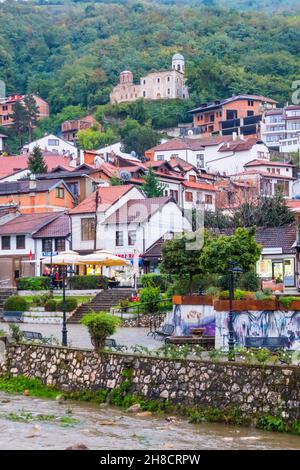 Vista sul fiume Bistrica, città vecchia, Prizren, Kosovo Foto Stock