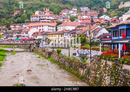 Vista sul fiume Bistrica, città vecchia, Prizren, Kosovo Foto Stock