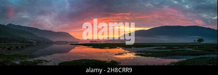 Bellissimo tramonto colorato su Loch Leven, villaggio di Glencoe, Scozia, Regno Unito Foto Stock