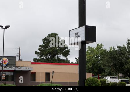 Augusta, GA USA - 07 01 21: Ora segno di noleggio Burger King Hwy 1 Foto Stock