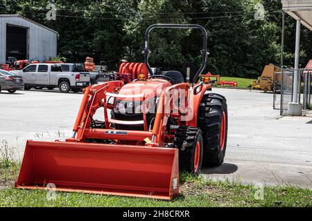 Waynesboro, GA USA - 07 01 21: Un piccolo trattore agricolo rosso Foto Stock