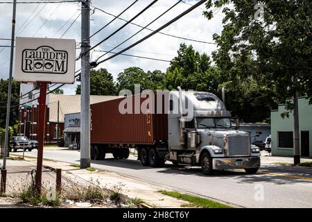 Waynesboro, GA USA - 07 01 21: Semi-camion su una piccola strada cittadina Foto Stock