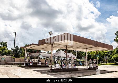 Waynesboro, GA USA - 07 01 21: Vecchio distributore di benzina vintage chiuso abbandonato Foto Stock