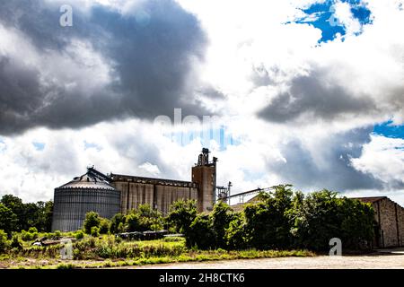 Waynesboro, GA USA - 07 01 21: Vecchio impianto industriale vintage con silo d'acciaio Foto Stock