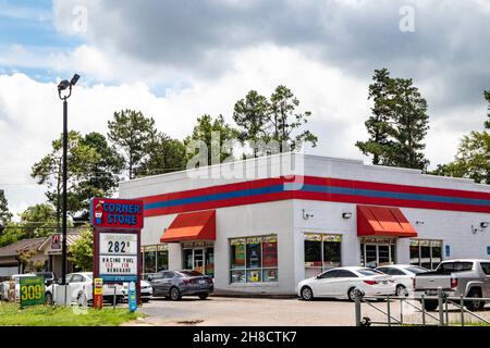 Waynesboro, GA USA - 07 01 21: Vecchio negozio d'angolo vintage della piccola città Foto Stock