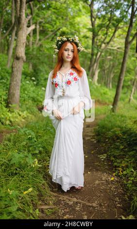 All'esterno Ritratto di giovane e bella donna nel parco. Messa a fuoco selettiva. Foto Stock