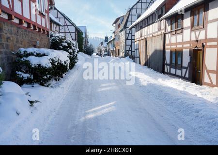 Villaggio di Gewissensenruh in inverno, Wesertal, Weser Uplands, Weserbergland, Assia, Germania Foto Stock