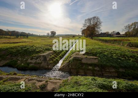 10 novembre 2021, Datteln, Renania settentrionale-Vestfalia, Germania - Dattelner Muehlenbach emerge a RRRB Gutacker, Steinrapener Bach (da destra) e Westerbach Foto Stock