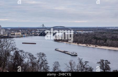 Ucraina, Kiev, 6 gennaio 2020. Kyiv, mattina d'inverno, splendida vista sul centro storico Podol. Fiume Dnipro, cielo nuvoloso. Foto di alta qualità. Foto Stock