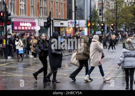 Il weekend del Black Friday fa shopping in grandi quantità su Oxford Street alla ricerca di affari di alta strada, Londra, Inghilterra, Regno Unito Foto Stock