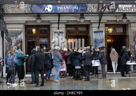 Code in attesa di entrare nel Majestic Theatre per guardare il Fantasma dell'Opera, Haymarket, Londra, Inghilterra, Regno Unito Foto Stock