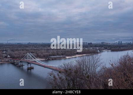 Kyiv, fiume Dnipro, ponte pedonale per l'isola di Trukhanov, bella vista del paesaggio di Kyiv, gennaio 2020 Foto Stock