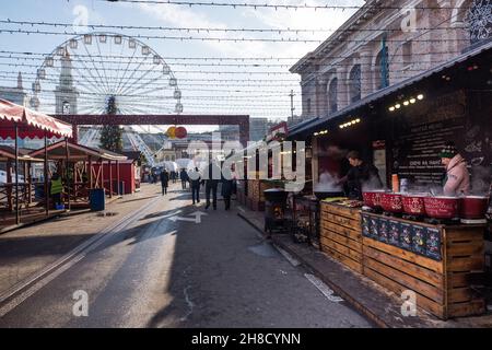 Ucraina, Kiev, 6 gennaio 2020. Kyiv centro storico Podol. Piazza Kontraktova. Fiera all'aperto di Natale, albero di Natale e giostra. Foto Stock