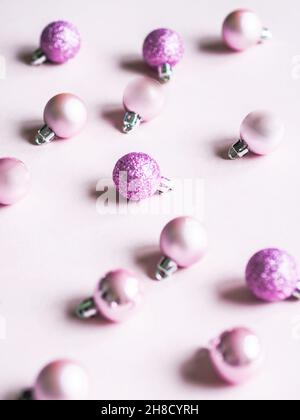 Composizione di Natale. Sfondo rosa e rosa palla di Natale diversa. Spazio di copia Foto Stock