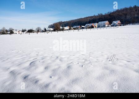 Villaggio di Gewissensenruh in inverno, Wesertal, Weser Uplands, Weserbergland, Assia, Germania Foto Stock