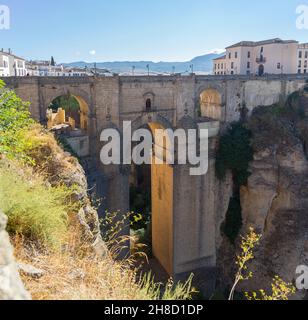Ronda Málaga Spagna - 09 16 2021: Vista sul Ponte nuovo sopra il calibro e il fenomeno geologico naturale, scogliere di erosione intorno alla città, un iconi Foto Stock