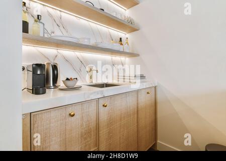 Splendida area cucina in miniatura con piano in marmo Foto Stock