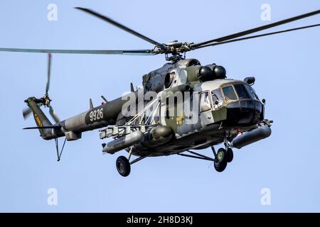 Repubblica Ceca Air Force MIL mi-171Sh trasporta e attacca elicottero in volo sopra la base aerea Kleine-Brogel, Belgio - 13 settembre 2021 Foto Stock