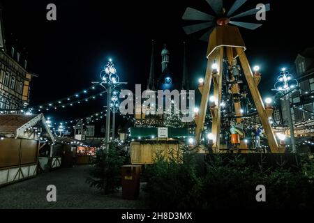 WERNIGERODE, GERMANIA - 18 dicembre 2018: Una bella vista del mercato di Natale di Wernigerode in inverno Harz, Foto Stock