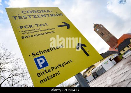 29 novembre 2021, Meclemburgo-Pomerania occidentale, Stralsund: Un cartello con la scritta "Corona Test Centre" indica un centro di test dello striscio presso l'ospedale Stralsund. I test PCR vengono eseguiti presso il centro di test della Helios Clinic nella Pandemia di Corona. Foto: Stefan Sauer/dpa Foto Stock