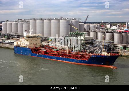 La petroliera ha ormeggiato un terminal petrolifero con silos di stoccaggio del carburante in un porto industriale Foto Stock