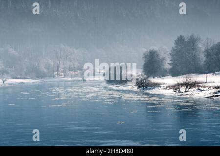 Fiume Weser nei pressi di Gewissensenruh, Wesertal, Weser Uplands, Weserbergland, Hesse, Germania Foto Stock