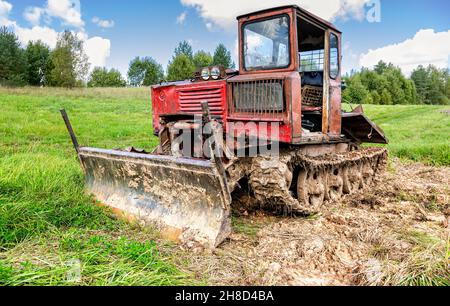 Vecchio skidder all'aperto in estate. Macchina per lo skidding per l'industria del legno Foto Stock