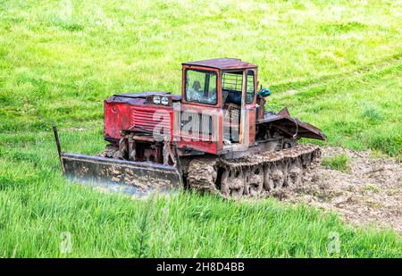 Vecchio skidder all'aperto in estate. Macchina per lo skidding per l'industria del legno Foto Stock