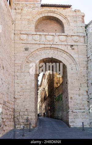 Centro storico, Piazza Bbraccio Fortebraccio, Arco Etrusco o Augusta, Perugia, Umbria, Italia, Europa Foto Stock
