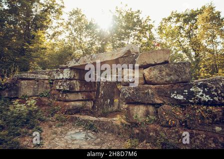 Dolmen in Russia Caucas. Foresta nella città vicino a Novorossiysk i luoghi di interesse sono Dolmen e rovine di antica civiltà. Foto Stock