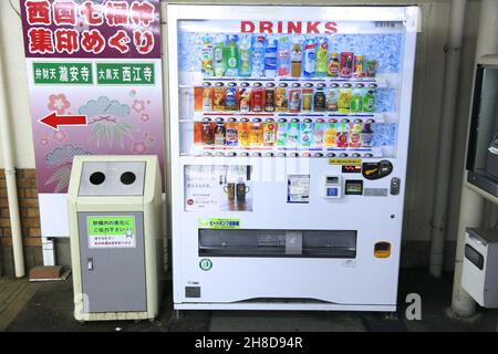 MINOO, GIAPPONE - 22 NOVEMBRE 2016: Distributore automatico di bevande a Minoo, Osaka. Il Giappone è famoso per i suoi distributori automatici, con oltre 5.5 milioni di macchine Foto Stock