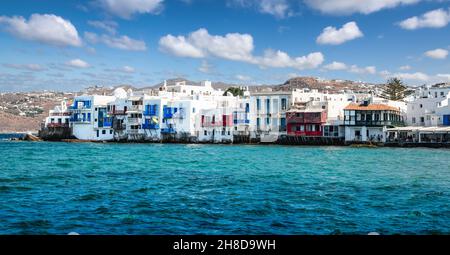 Little Venice, famoso quartiere sull'isola di Mykonos, in Grecia. Foto Stock