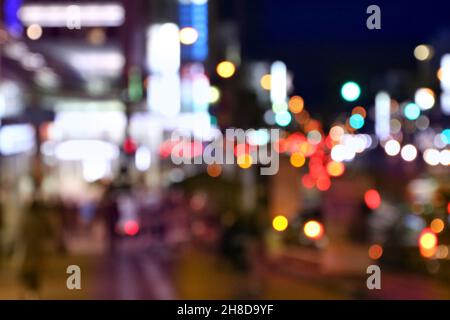 Le luci notturne della città sfocano - la grande città di Nara, Giappone. Sfocato città sfocato neon luci sfondo. Foto Stock