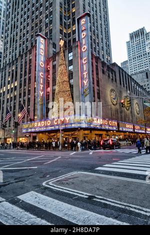 Radio City Music Hall è una destinazione popolare durante la stagione natalizia a New York City, USA Foto Stock